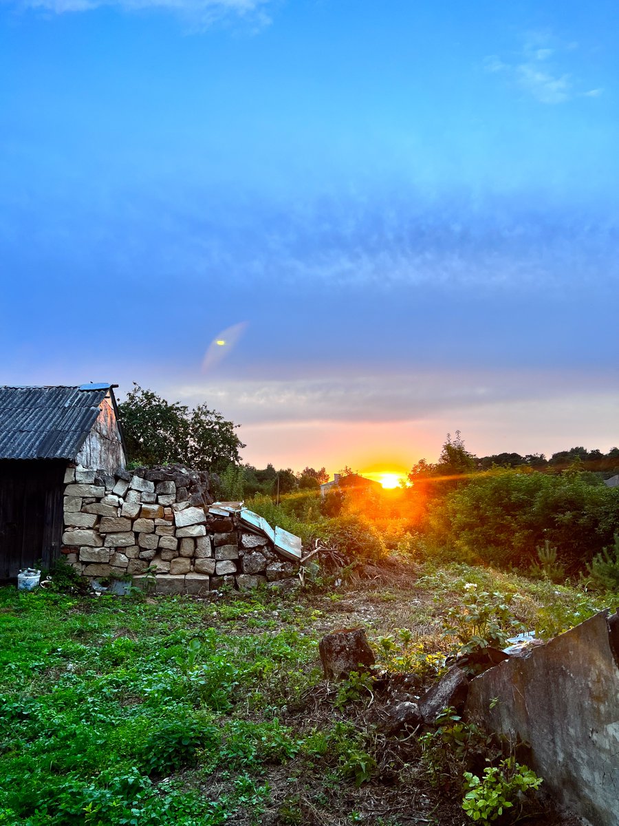 strategywoman's tweet photo. 8:40 pm in #Ternopil 

I wrote a letter about the village of my heart. 
It was completely destroyed in 1914 as there was a front line there. Now it has another war but stays strong (far from the front line this time). 

My letter is a mix of family stories and beautiful pictures: 
https://t.co/EeY0UnjYup