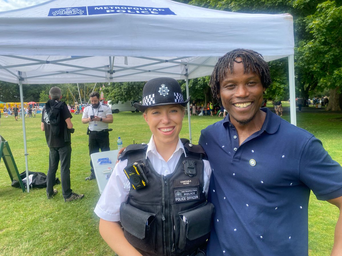 RonnieMushiso's tweet photo. Massive appreciation for the local @metpoliceuk team for setting up this #PopUpHub at the #StMargaretsFair - These are the initiative that we need across South West London - Crime prevention should have been the current Mayor's first priority. #BackOurPolice #TackleCrime https://t.co/SSg3tPu2az