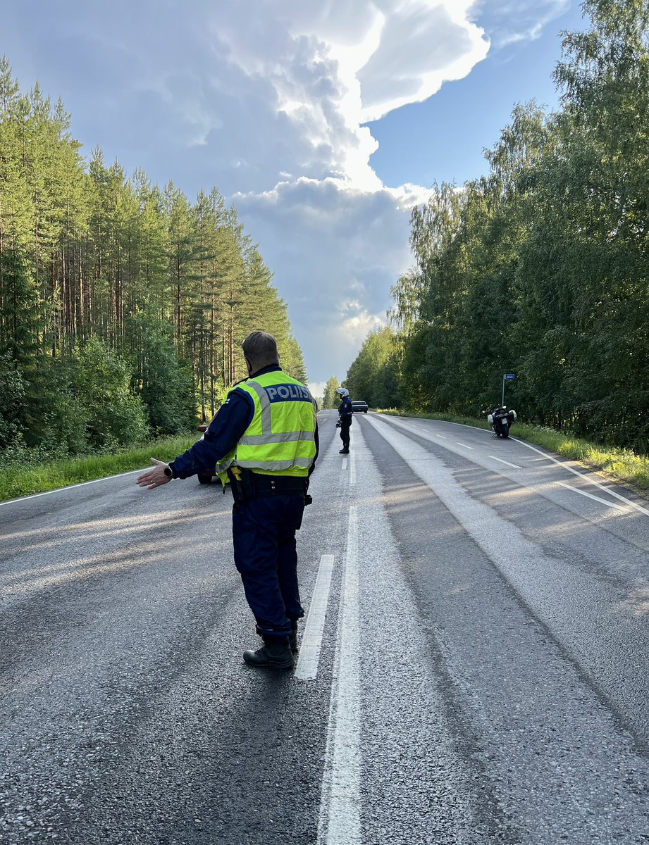 hannuhuhtaaho's tweet photo. Kuultiin että näillä kulmilla pidetään tanssiloita, joten tultiin vähän puhalluttamaan tanssikansaa ja varmaan joukkoon mahtuu muutama muukin kansalainen. 
#aitoo #pälkäne #poliisi https://t.co/JBtQstSDfb