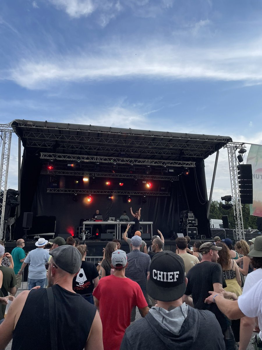 MargauxDeletre's tweet photo. Le Château Blanc ADAPEI80 a décidé de porter et de faire porter par ses résidents un festival de reggae. Une offre culturelle unique dans le département et une 1ère réussie pour ce projet ouvert et inclusif. 80 salariés, bénévoles, résidents et étudiants #Apradis sont sur le pont https://t.co/sczxuUOY9L
