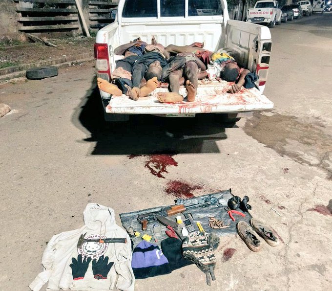 ZamfaraR's tweet photo. UPDATE: Police Operatives yesterday Friday with superior firepower dealt decisive blow on marauding Known Unknown Gunmen in Enugu, weapons &amp; charms were also recovered | Viewers Discretion ⚠️ https://t.co/bY4QDJ77dO