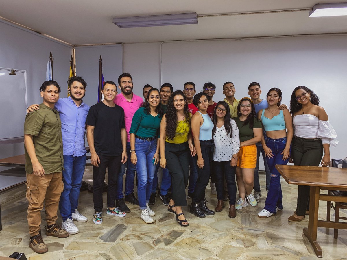 isabellajdiaz's tweet photo. El miércoles pasado fue la última clase del curso @PopuLabCali, un espacio que me lleno de mucha alegría. Los estudiantes siempre demostraron gran compromiso y dedicación lo que se vio reflejado en sus proyectos finales. Mi primer curso como profe fue una experiencia maravillosa. https://t.co/xrupByzPny