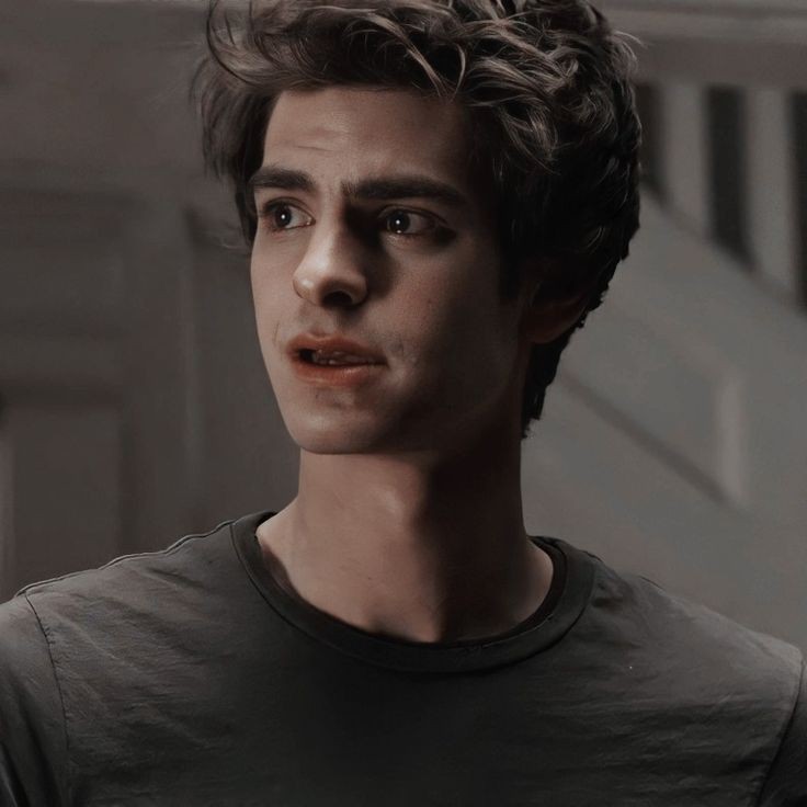 Ты чего так 
смотришь?
                                         Не верю, что ты такой
                                         прекрасный со мной, и это 
                                          не сон...
Смущаешь!
                                         Я люблю тебя
И я тебя