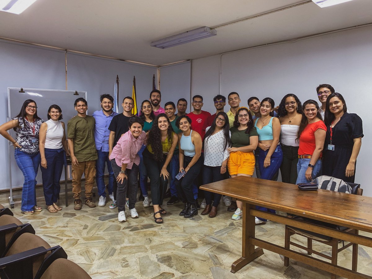 isabellajdiaz's tweet photo. El miércoles pasado fue la última clase del curso @PopuLabCali, un espacio que me lleno de mucha alegría. Los estudiantes siempre demostraron gran compromiso y dedicación lo que se vio reflejado en sus proyectos finales. Mi primer curso como profe fue una experiencia maravillosa. https://t.co/xrupByzPny