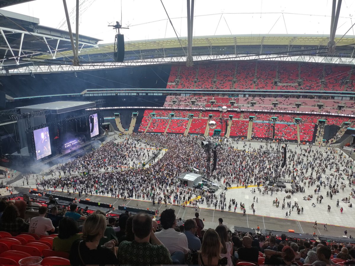 itistoasted's tweet photo. @blurofficial @Damonalbarn @DaveRowntree @alexjameshq @grahamcoxon @wembleystadium Ready to see you guys!!!! https://t.co/CJJWf1wQY3