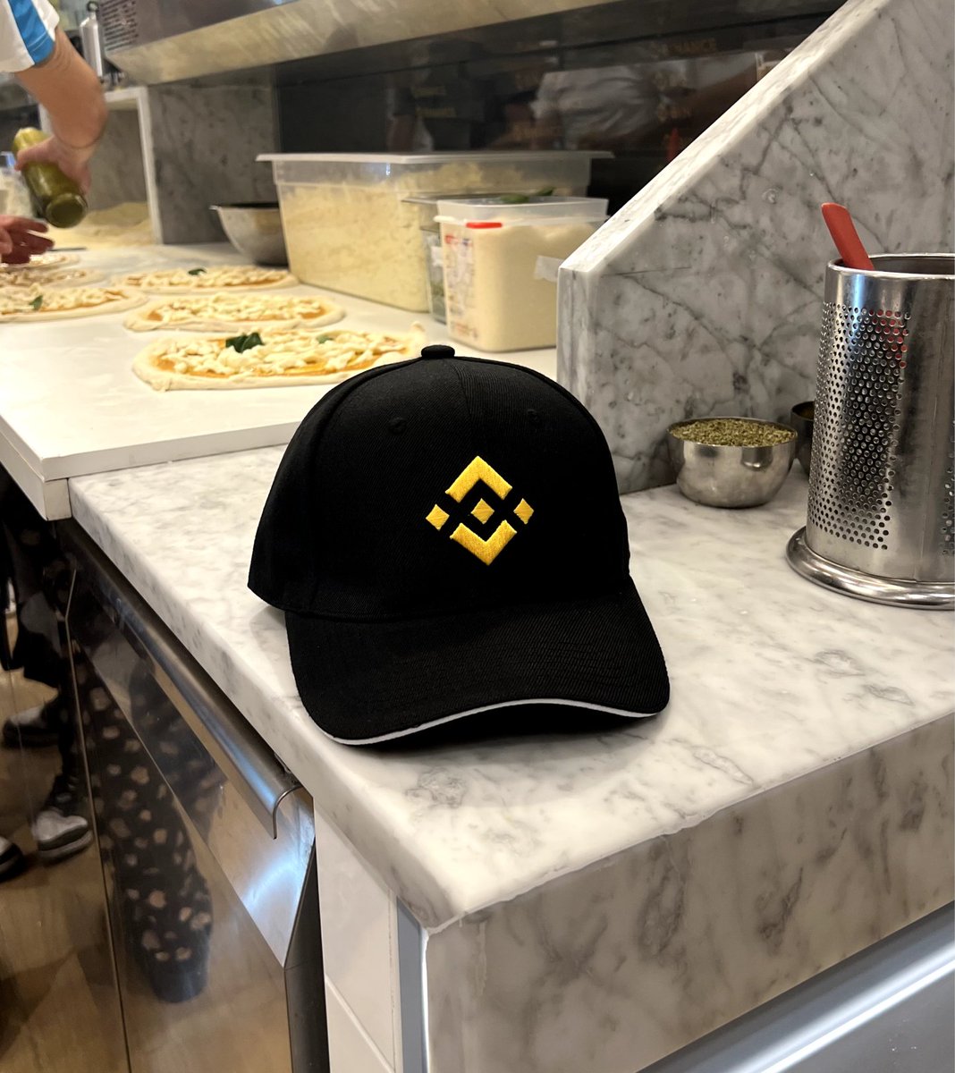 binance's tweet image. Few better combos than #Binance and pizza.