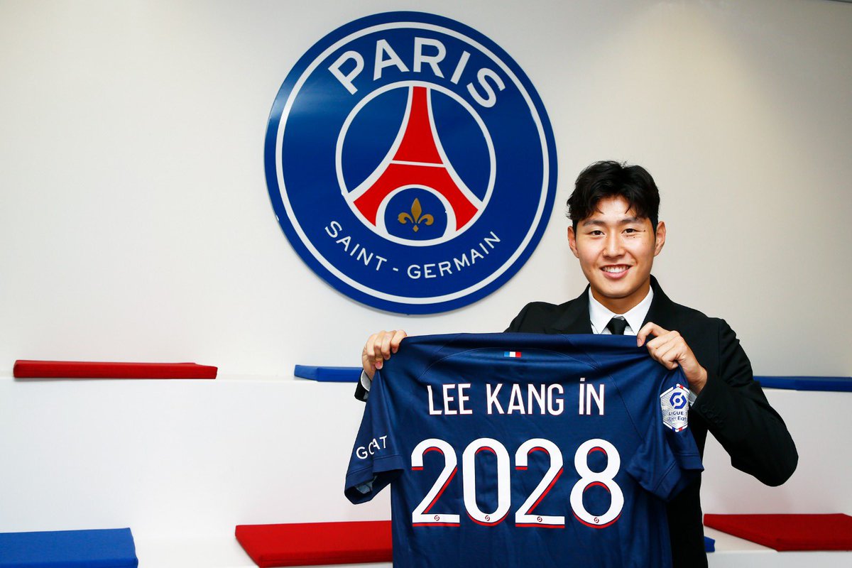 PSG_espanol's tweet photo. Paris Saint-Germain se complace en anunciar el fichaje de Lee Kang-In hasta 2028.

El jugador de 22 años se convierte en el primer surcoreano en llegar al club.

#WelcomeLeeKangIn 🔴🔵 https://t.co/z7oBsu2ojH