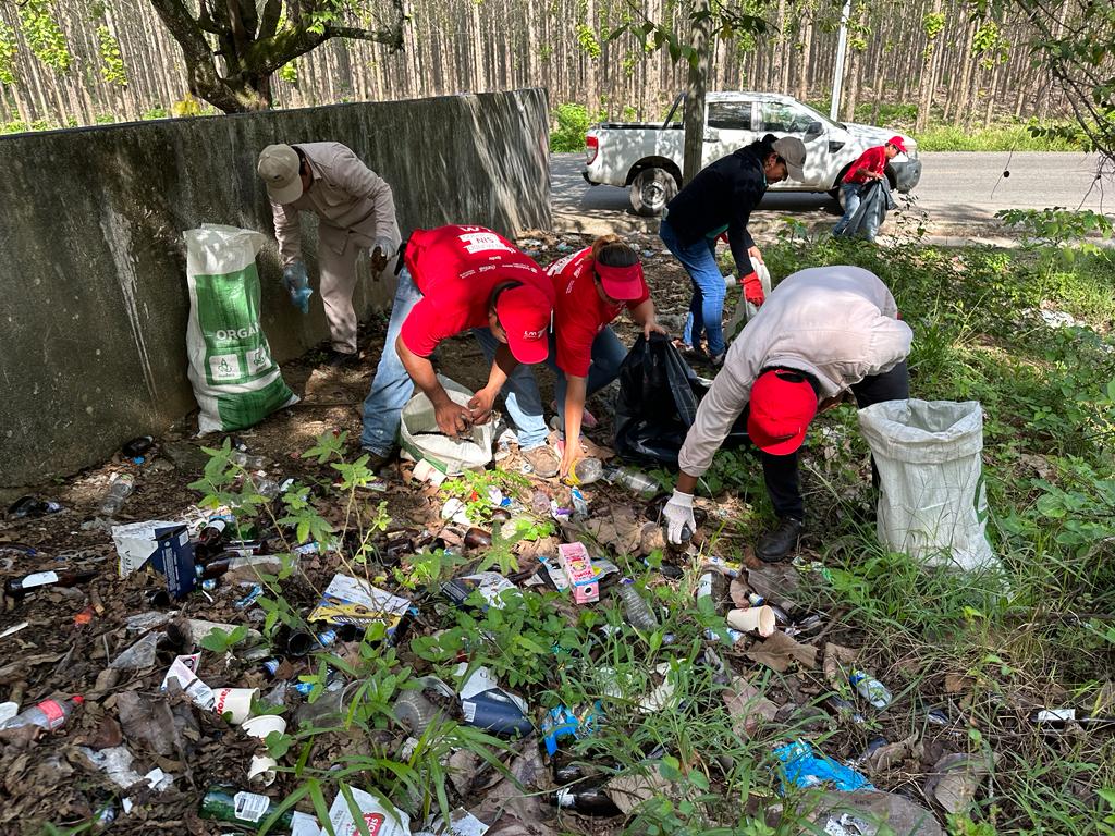 RickiArcos's tweet photo. Mañana de hacer comunidad en #Tacotalpa #Tabasco unidos en la jornada #LimpiemosMexico  #UNMUNDOSINRESIDUO https://t.co/Zt1qfevmhS