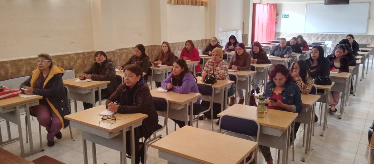 Telecom_Ec's tweet photo. 📡¡Innovación digital en Carchi! 👨‍👩‍👧

Trabajamos en conjunto con la Viceprefectura de Carchi en los Puntos Digitales Gratuitos, donde impartimos talleres de capacitación a mujeres líderes de la zona en habilidades tecnológicas.
#NuestroTrabajoContinúa https://t.co/1ddfTwjZHO