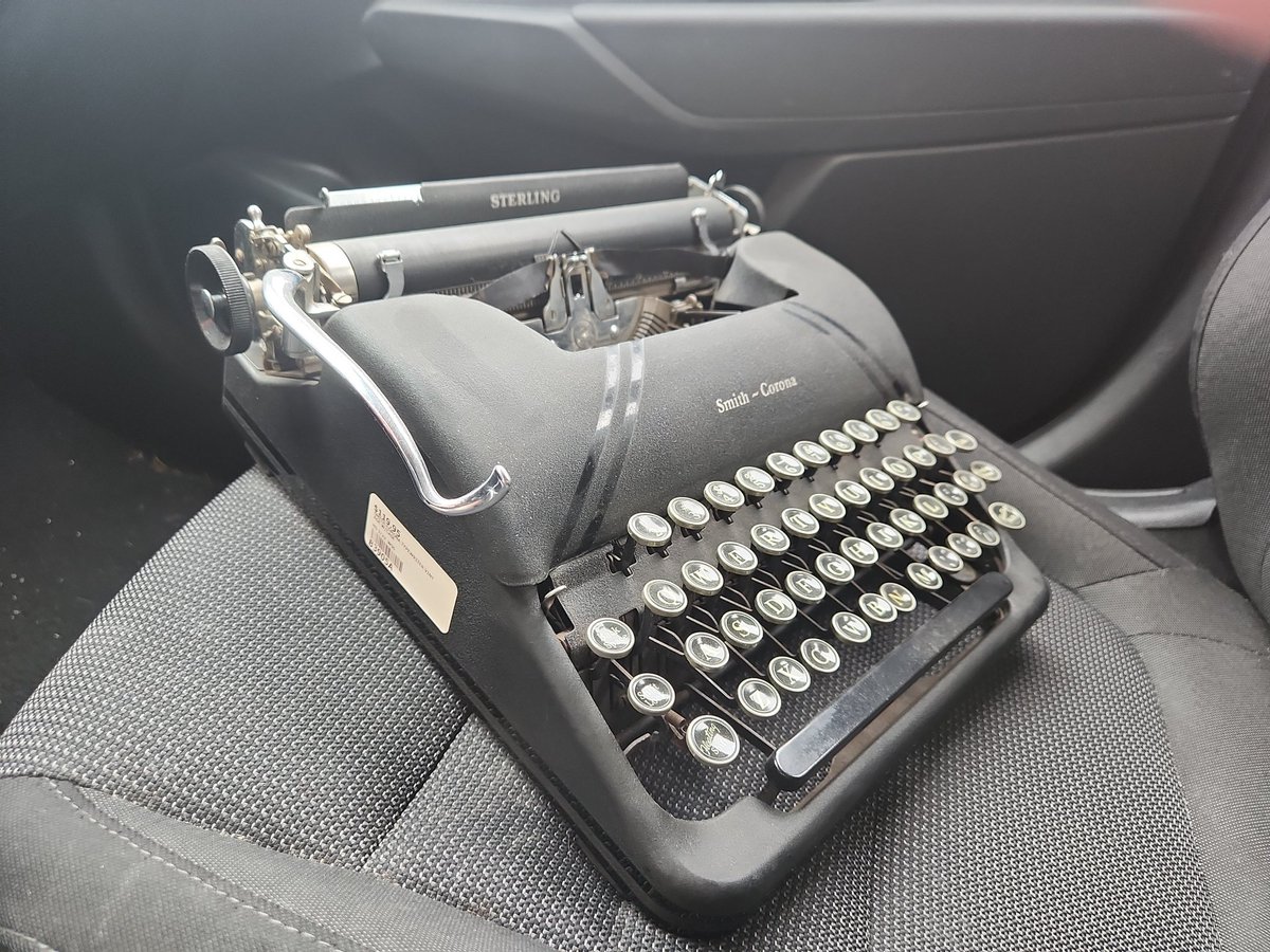 cartoondog_eth's tweet image. @gordonkeith - did I make a good purchase? And advice on where to go for placement part/tutorials on refurbishing? #typewritter