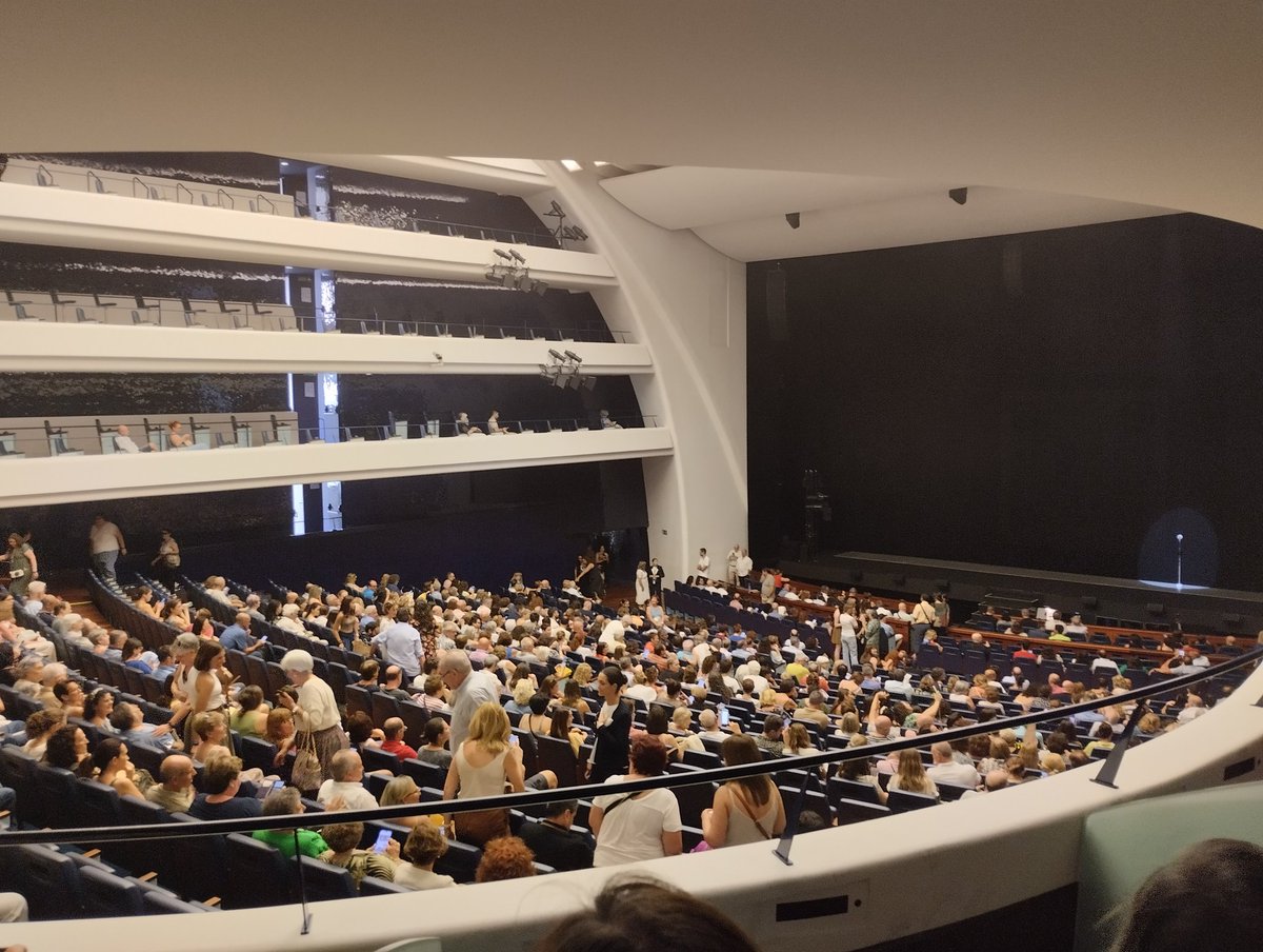 .<a href="/CantandoMusical/">Cantado bajo la lluvia - El Musical</a> en el #PalauDeLesArtsReinaSofía de Valencia. No puede haber mejor plan para un sábado por la tarde.

#CantandoBajoLaLluvia #SinginInTheRain