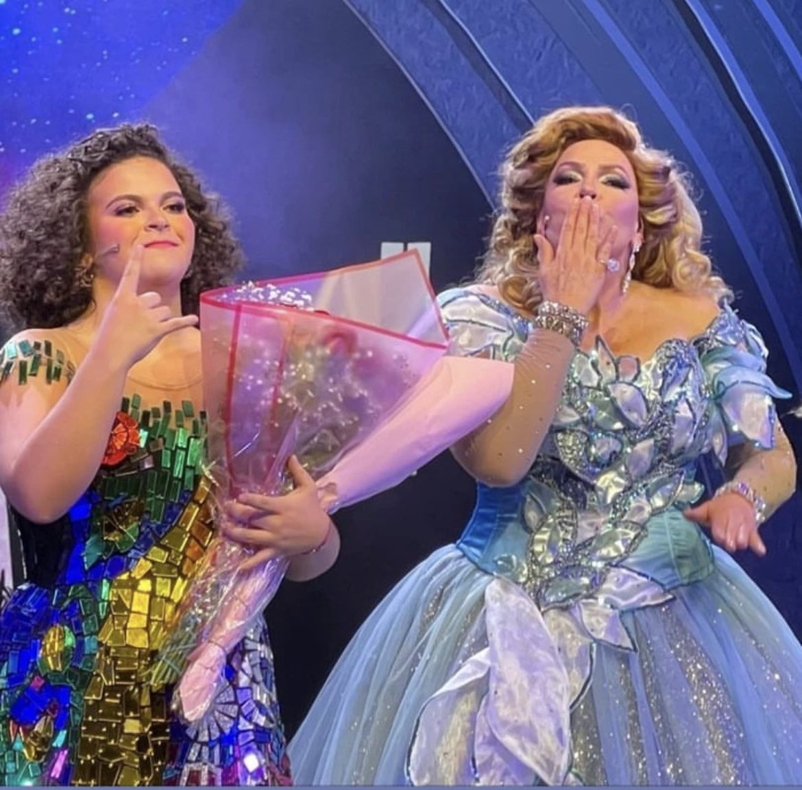 ilian_liz's tweet photo. Momentazos y fotazas!Una Estrella que está empezando a Brillar fuerte dentro del Teatro Musical y otra Estrella consagrada Brillando fuerte en un mismo escenario.
Es un placer poder disfrutar de su talento en vivo. @maria_del_sol @LuceroMijaresOf 
Tienen q ir a verlas!💕 https://t.co/ejcOGcZZ1E