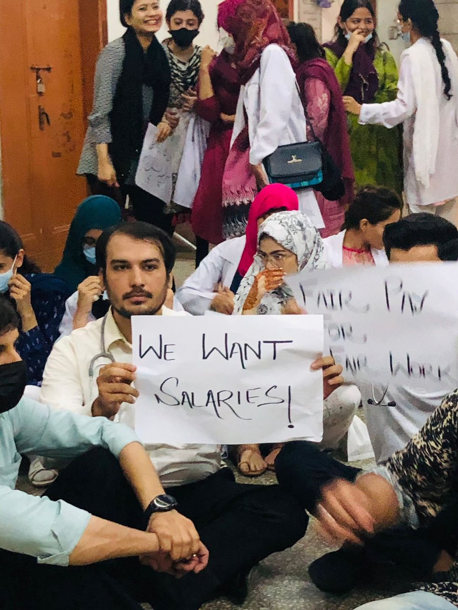 ShaffoTas's tweet photo. اس ملک کے ڈاکٹرز کا یہ حال کیا ہے؟ پوری جوانی جس پیشہ کے لئے وقف قربان کرتے ہیں، وہ اپنے حق کی تنخواہ کے لئے بھیک مانگتے ہیں 
#unpaidfor3months #ASHUnpaidDoctors #ashhouseofficers #unpaidhouseofficers #MurtazaWahab #payoursalary #MayorKarachi  
@murtazawahab1 @KamranTessoriPk https://t.co/75sisaFNgw