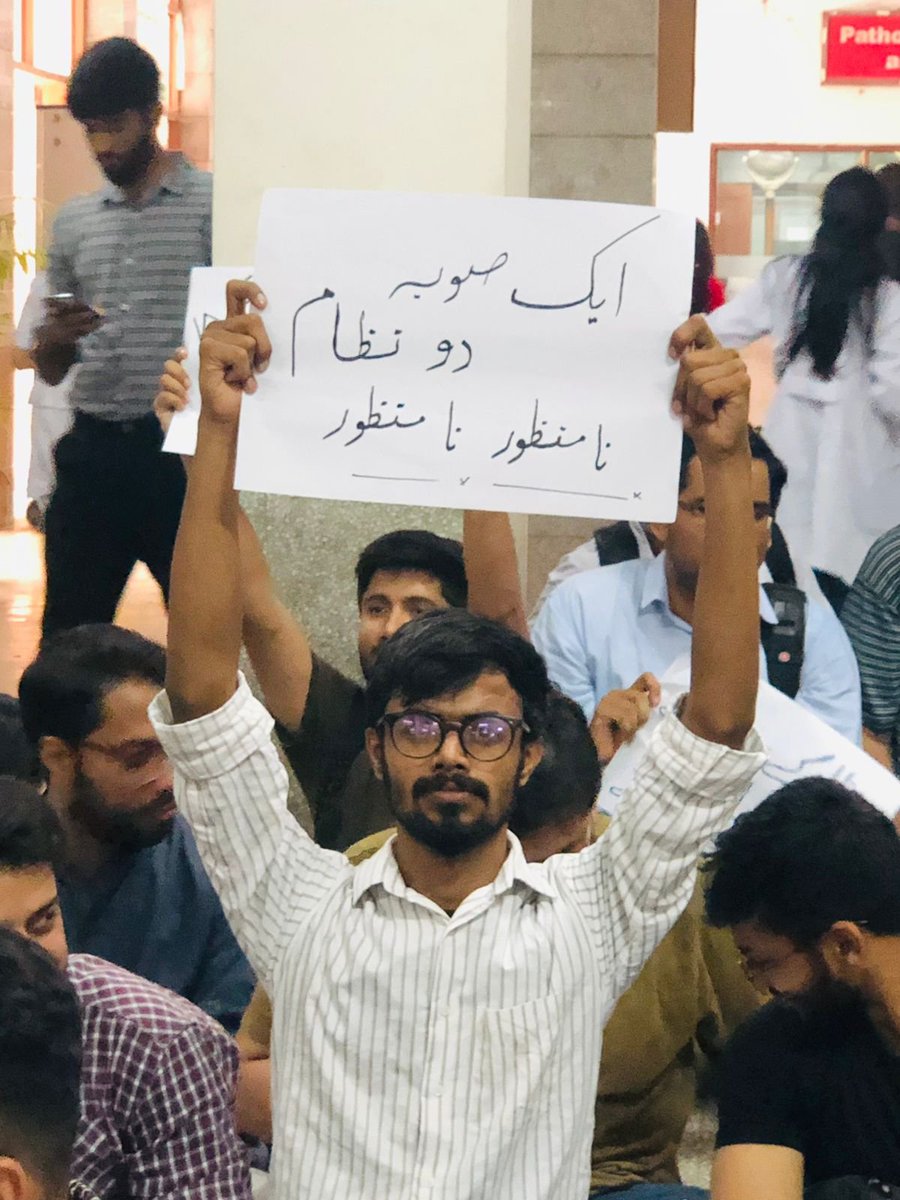 ShaffoTas's tweet photo. اس ملک کے ڈاکٹرز کا یہ حال کیا ہے؟ پوری جوانی جس پیشہ کے لئے وقف قربان کرتے ہیں، وہ اپنے حق کی تنخواہ کے لئے بھیک مانگتے ہیں 
#unpaidfor3months #ASHUnpaidDoctors #ashhouseofficers #unpaidhouseofficers #MurtazaWahab #payoursalary #MayorKarachi  
@murtazawahab1 @KamranTessoriPk https://t.co/75sisaFNgw