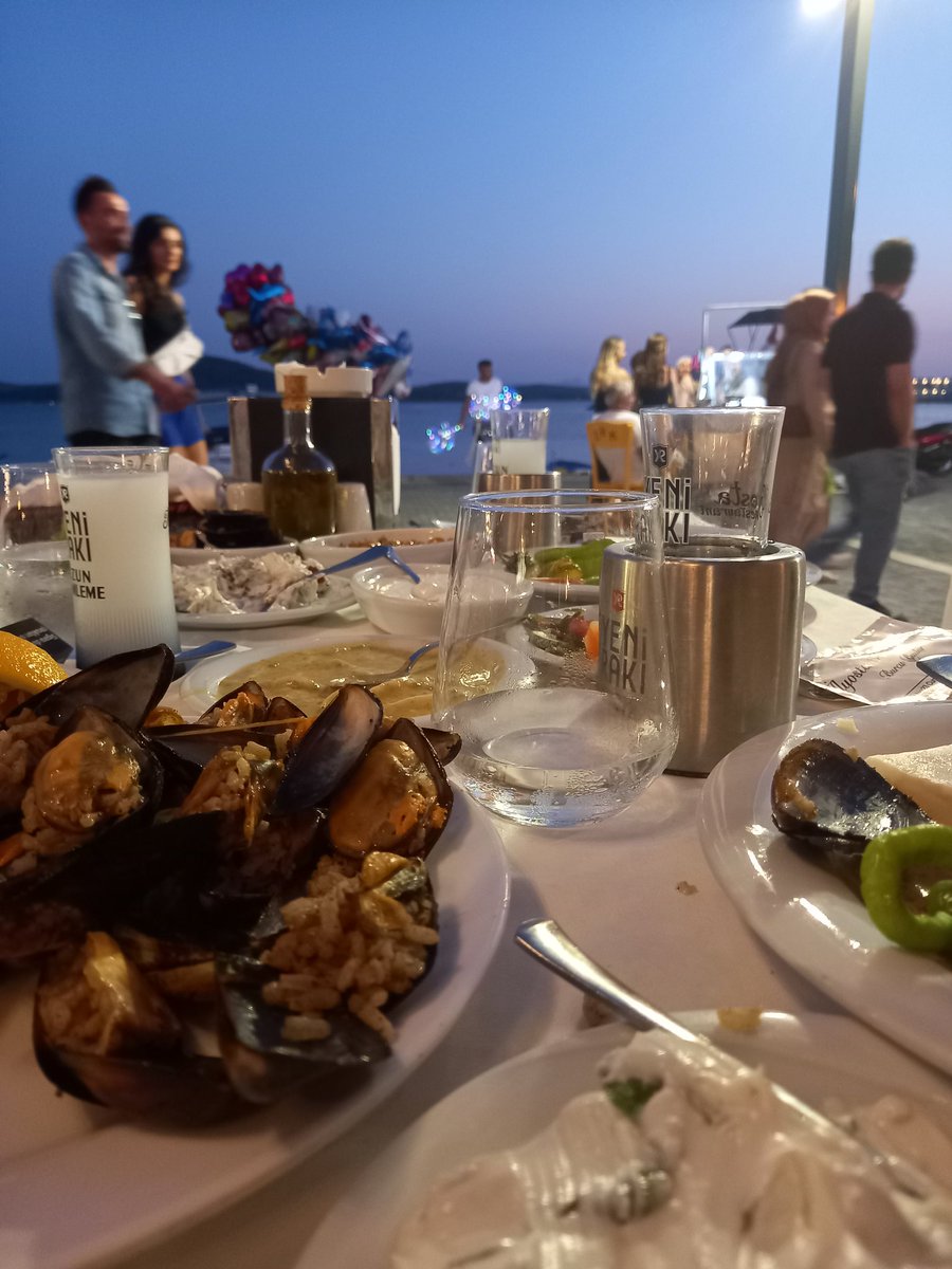 Tımarhane adasından kaçanlar masamızda 🙃🥂🥳 <a href="/mertin60/">Robin Hood & Zeus⚡️⚡️</a> <a href="/ikikeremavi/">Yasemin</a> <a href="/BekirhanAk/">Bekirhan Ak</a>