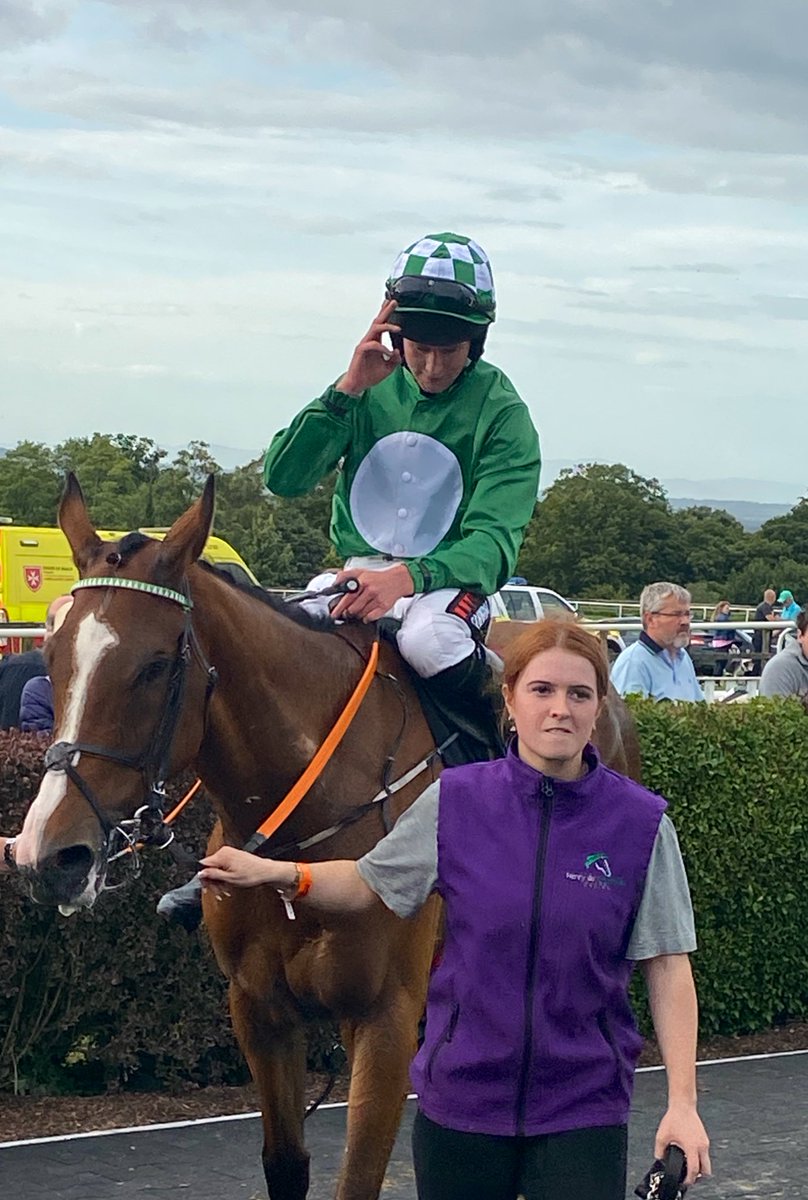 Hand Over Fist battled hard to win Opportunity Handicap Hurdle for Mike O’Connor & @HenrydeBromhead 
🖐🤛💚🤍

#bellewstownraces