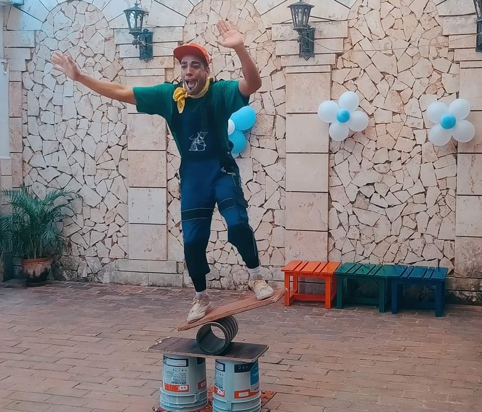 SuselyMorfaG's tweet photo. #VeranoConAmor en nuestra #Matanzas330 ‼️
El 🤡 circo La Rueda hizo disfrutar con su magia sanadora a grandes y chicos. Se jugó y bailó en familia. Un día de payasos, malabaristas y magos. 
Mañana también habrá presentación 🪄🎭🤹🤡 @CubaEsCultura @arte_dpc #MatancerosEnVictoria https://t.co/nfIaQ33qYc