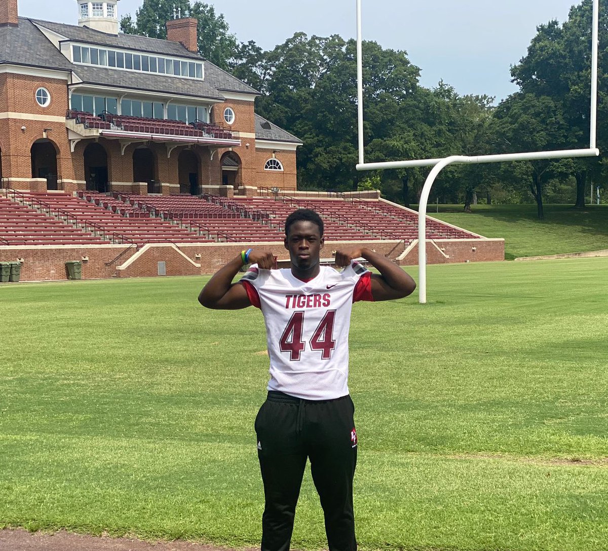 ApietuRyan's tweet photo. After a great visit with @dillioncostell01 I am blessed to have received an offer from Hampden-Sydney College! @HSC__FOOTBALL @BPBHawkFootball @BPCoachJJ https://t.co/kin33zZM7y