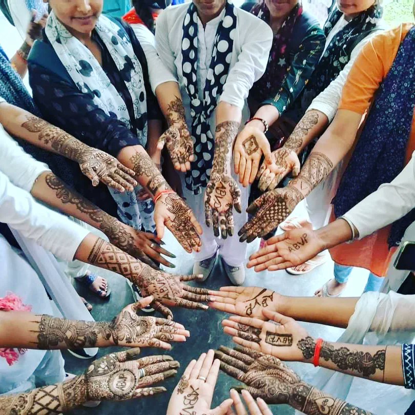 JaunpurABVP's tweet photo. #ABVP_जौनपुर 
राष्ट्रीय विद्यार्थी दिवस एवं अभाविप के स्थापना दिवस के पूर्व आज राष्ट्रीय कलामंच के माध्यम से जौनपुर जिले के तिलक धारी सिंह स्नातकोत्तर महाविद्यालय इकाई की छात्रा कार्यकर्ताओं द्वारा मेहंदी प्रतियोगिता का आयोजन किया गया। 

#75thfoundationdayofabvp https://t.co/1aoWypX43b