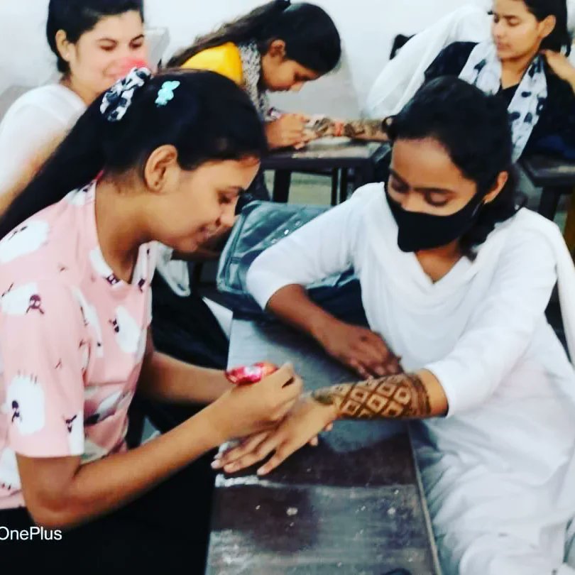 JaunpurABVP's tweet photo. #ABVP_जौनपुर 
राष्ट्रीय विद्यार्थी दिवस एवं अभाविप के स्थापना दिवस के पूर्व आज राष्ट्रीय कलामंच के माध्यम से जौनपुर जिले के तिलक धारी सिंह स्नातकोत्तर महाविद्यालय इकाई की छात्रा कार्यकर्ताओं द्वारा मेहंदी प्रतियोगिता का आयोजन किया गया। 

#75thfoundationdayofabvp https://t.co/1aoWypX43b