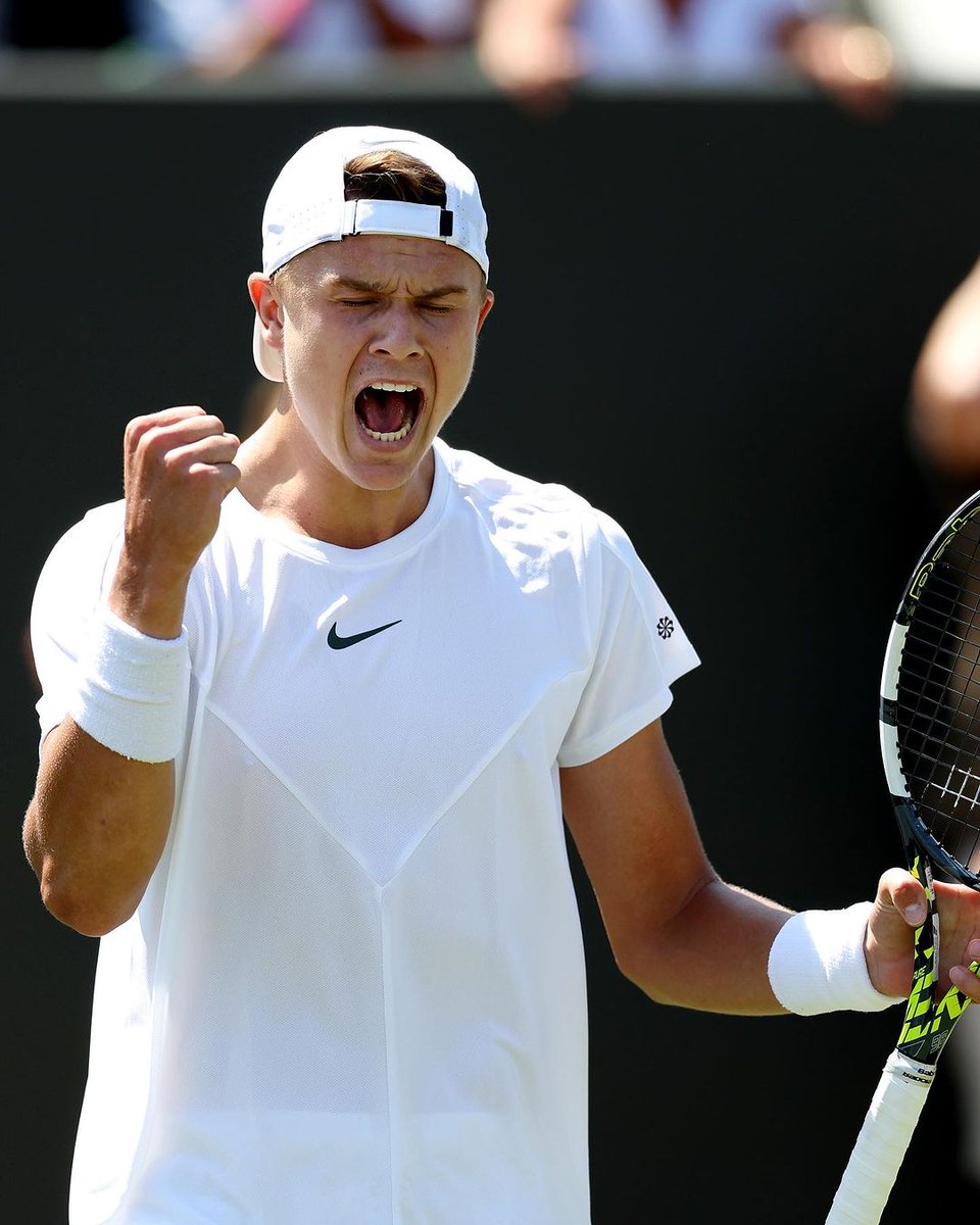 UniversTennis's tweet photo. RUNE REMPORTE LE COMBAT EN 5 SETS 🔥🇩🇰

Mené 2-1 face à Alejandro Davidovich Fokina, le n°6 mondial sauve deux balles de match avant de renverser l'Espagnol (6-3, 4-6, 3-6, 6-4, 7-6). 🤯

Il se qualifie en 1/8 de finale de #Wimbledon pour la première fois de sa carrière. ✨️ https://t.co/KPgYLAvyLF