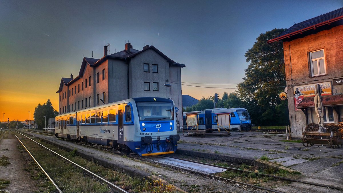 Svítání v Okříškách. 🛤️🚆🌄 #okrisky #ceskedrahy #sunrise #vychodslunce