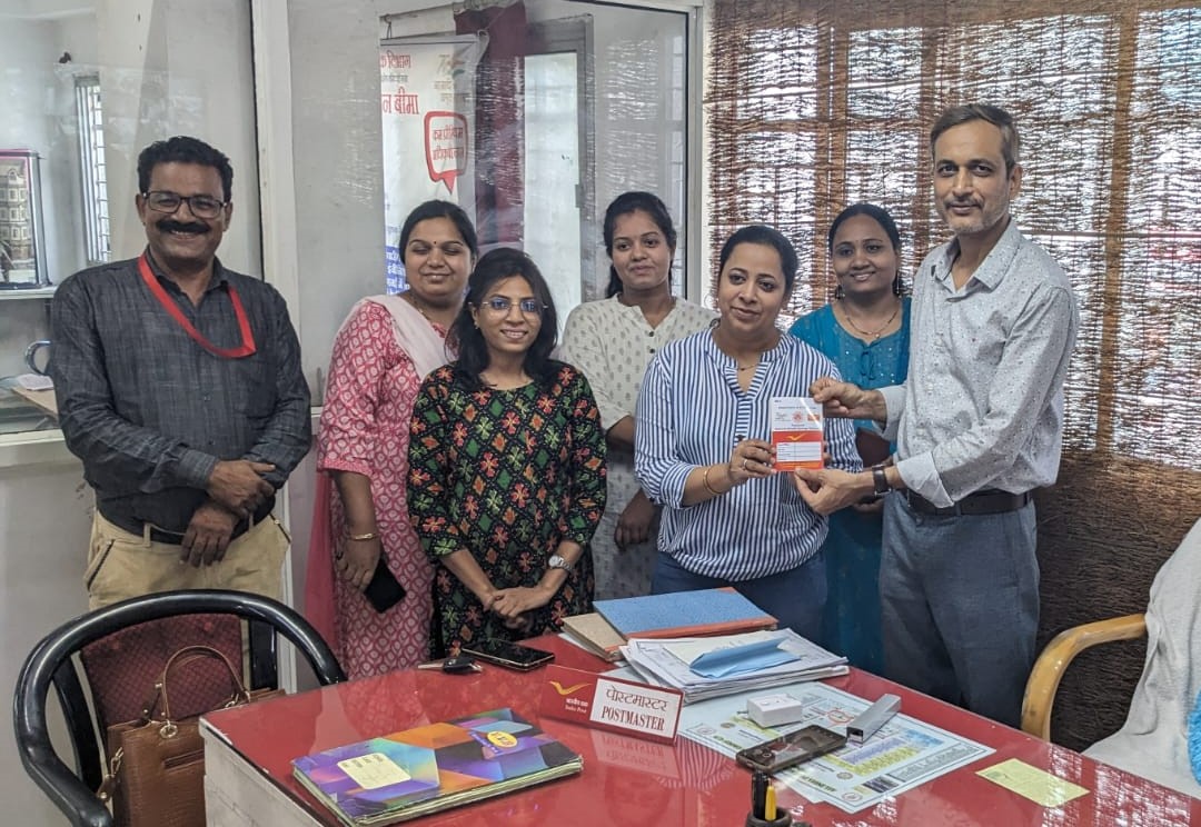 MyFMIndia की मशहूर आरजे,मोटीवेशनल स्पीकर,स्टोरी टेलर RJ Viny (Viny Agrawal) द्वारा इन्दौर नगर प्रधान डाकघर  में अपना महिला सम्मान बचत पत्र खाता खुलवाया गया ।  Ms Viny को महिला सशक्तीकरण का संदेश देने के लिये बधाई। 
<a href="/IndiaPostOffice/">India Post</a> 
<a href="/AshwiniVaishnaw/">Ashwini Vaishnaw</a> 
<a href="/devusinh/">Devusinh Chauhan</a>