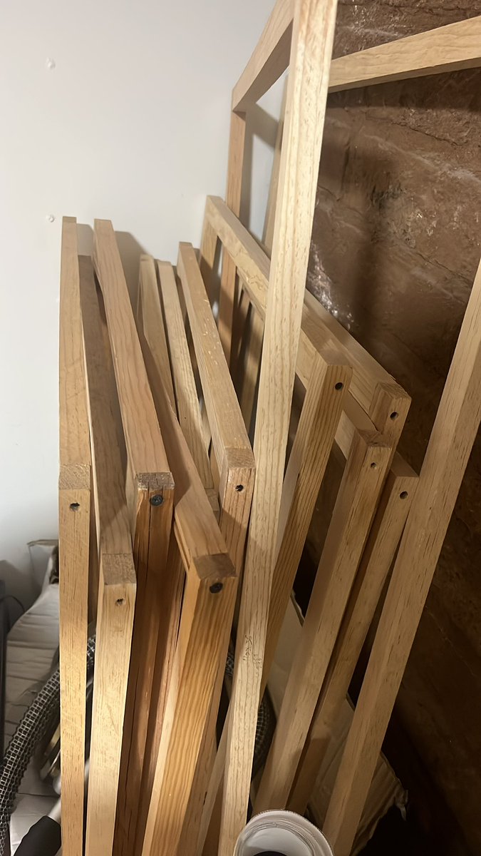 FenderAcher's tweet photo. Negocio del día 

Busca una imprenta, y cotiza una impresión de 70x100 en tela de algodón o canvas, generalmente van a quererte dar carísimo pero preguntando se llega a roma o negociando y con el paso del tiempo siempre puedes negociar más.

También en una carpintería puedes mandar a hacer los bastidores que es donde se ponen los lienzos

Empieza los a ofrecer en market place, a tus amigos etc, en un principio la know eco on me costaba 300-400 pesos y el bastidor en 150.
Pero cuando comenzó a vender muchos pude negociar a mayoreo con mi carpintero y la imprenta 
Entonces me costaban 200 las impresiones cualquier tamaño y 40 pesos los bastidores.

El arte es muy subjetiva, y dependiendo que pintura vendes la puedes ofrecer desde 1500 hasta 20mil pesos.

Toma tiempo escalarlo en línea ya que esté lo hacía hecho antes en video y está repleto de publicaciones por eso pero ofrecerlo en facebook y tu ciudad te puede dar dinero extra.

Saludos