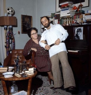 DarkwebHacke's tweet photo. Anno 1971 Lucio Dalla in casa con zia Jole sua mamma e mia zia https://t.co/nyQABAquIr