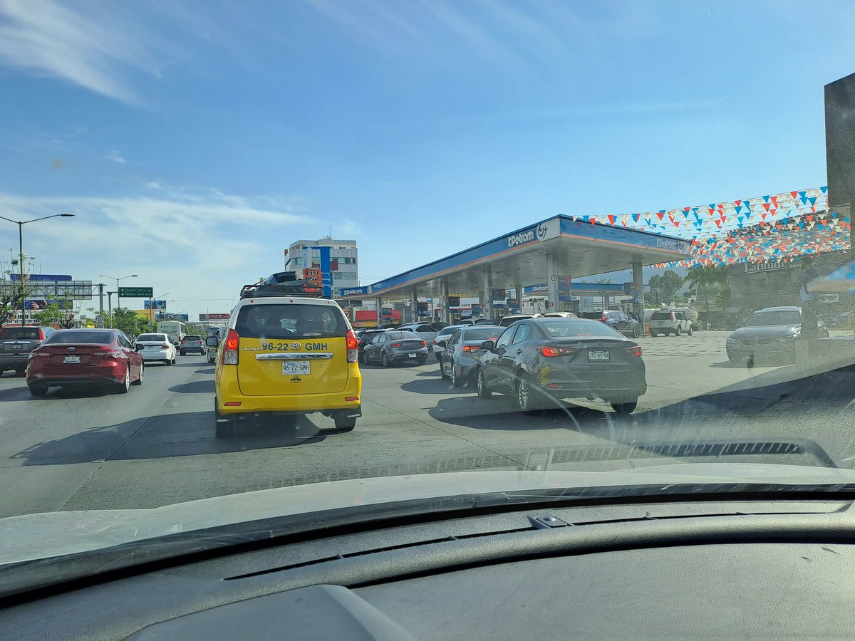 EdrickDuhart's tweet photo. @EnriqueAlfaroR sr gobernador, quieren arreglar el trafico en Lopez M? Empiecen por la gas de antes de buga. Doble y hasta triple fila https://t.co/f6jZzbq7M3