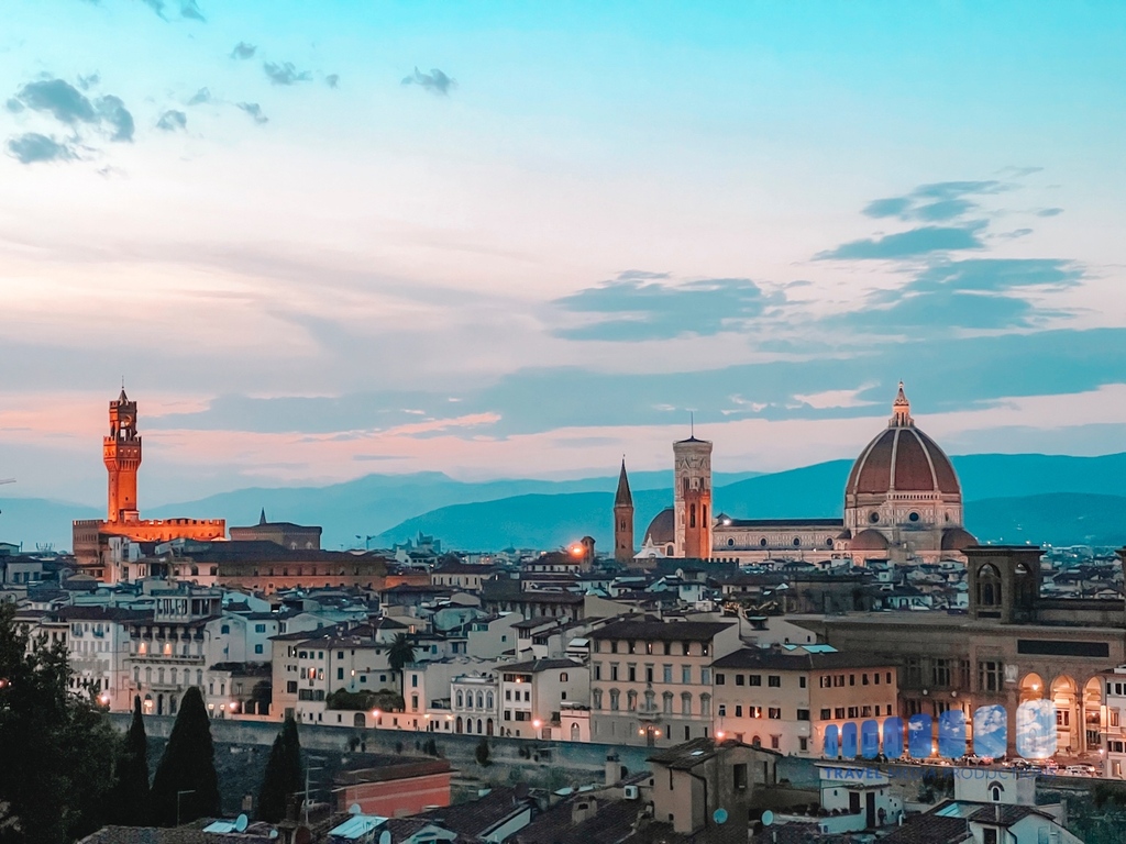 Night is about to arrive in Florence, Italy 
•
•
•
•
•
#toscana #igerstoscana #tuscany #lucca #tuscanygram #travelling #tuscanybuzz #instatuscany #traveler #florence #tourism #volgotoscana #discovertuscany #visittuscany #ig_toscana #travelingram #igtravel #europe