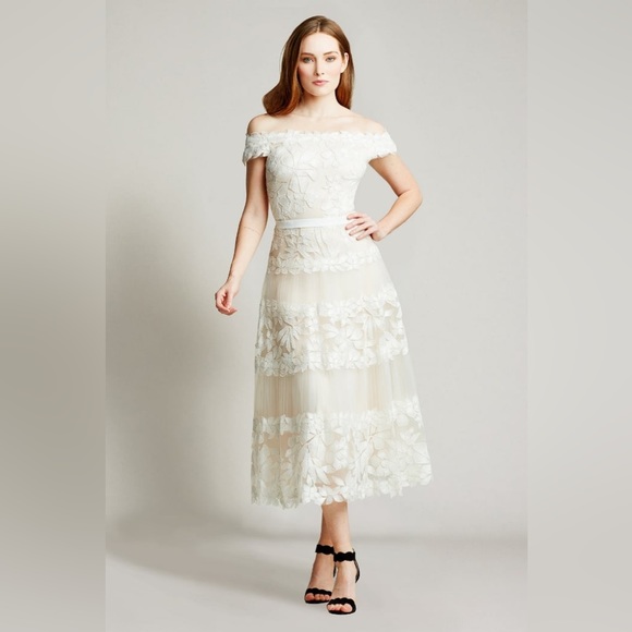 MsDee43's tweet photo. So good I had to share! Check out all the items I'm loving on @Poshmarkapp from @XxalisonxX #poshmark #fashion #style #shopmycloset #tadashishoji #kscollection #evazissu: https://t.co/knpr4pyL53 https://t.co/HBz6e8BTly