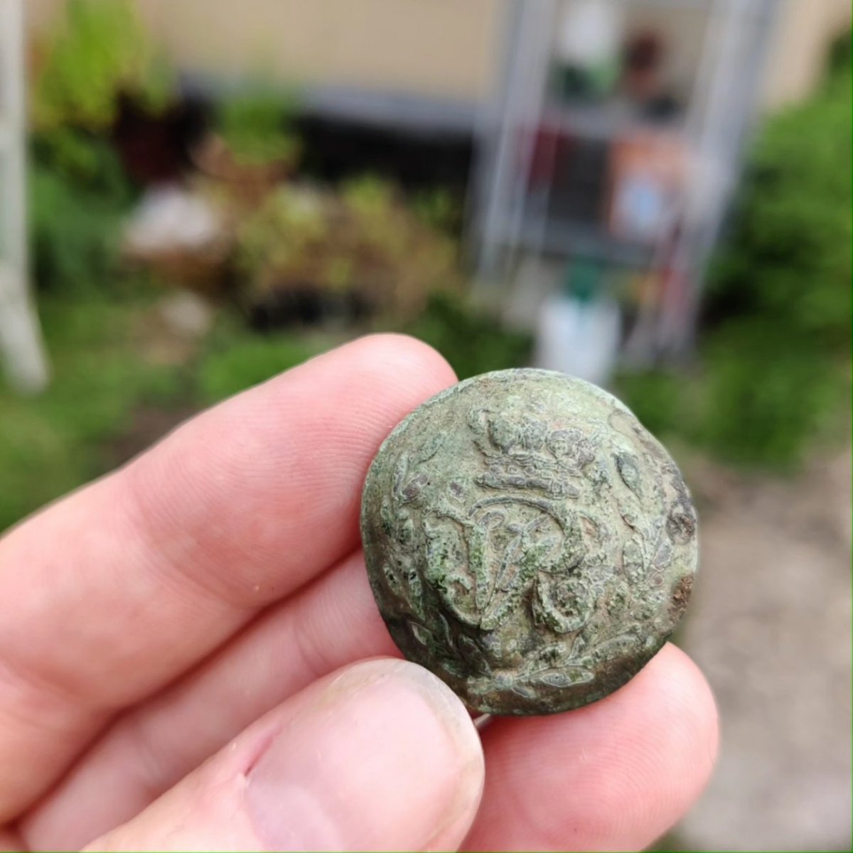 JenniKeer's tweet image. Found an old button in the garden!
Our house is quite old so the garden often throws up random things. Think this says VR 🤔🤔🤔
#SaturdayVibes #oldhouse #vintagebutton #victorian