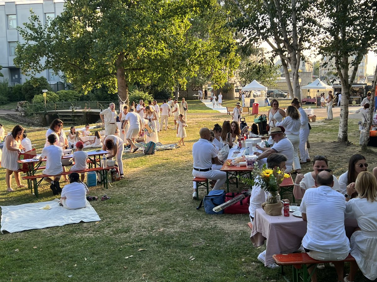 jpm_lagny's tweet photo. Début de la soirée blanche à @VilledeLagny. Bravo à @lagnycommerces pour cette excellente organisation qui reflète bien le travail fait tout au long de l’année pour les commerçants de la ville ! https://t.co/PA1QVTZUiK