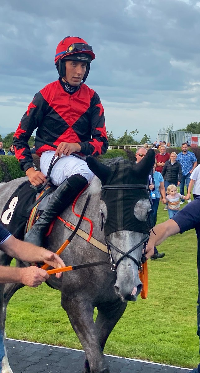 Gorgeous Grey Our Bobby wins the Opportunity Handicap Hurdle under Eoin Walsh for John Burke 🦄🖤❤️

#bellewstownraces