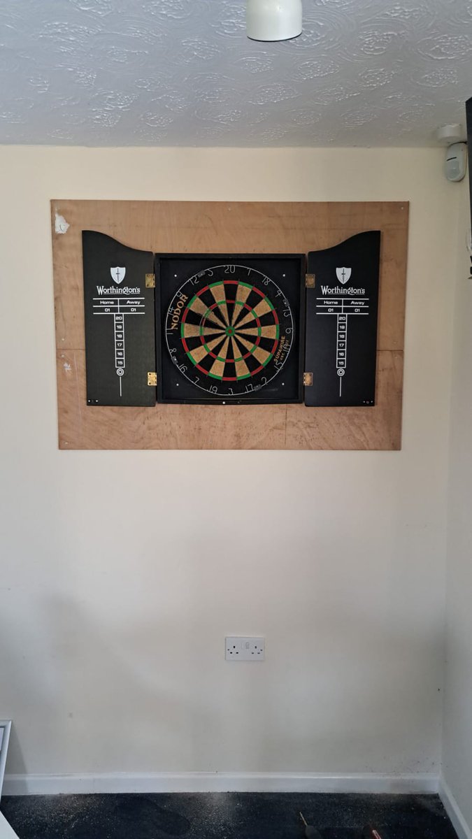 Combe_FC's tweet photo. If the showers start, come inside the clubhouse and get on our new dartboard!  Thank you to Haymaker Inn Free House for kindly donating it to us! 🎯 

#UTFC https://t.co/1reXJZBH0B