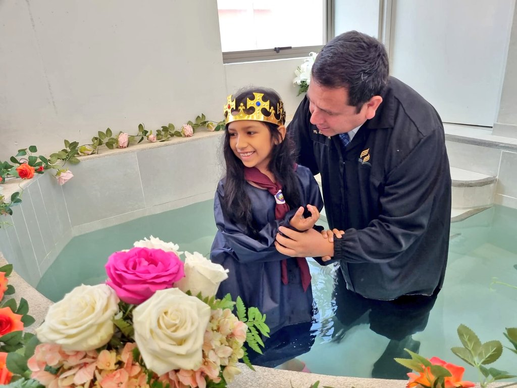 ✨️ Felicidades Mía 
Gran gozo hay en el cielo por la decisión de nuestra estudiante Mía Canicela del 4to grado, quien entregó su vida a Dios a través del bautismo.😇