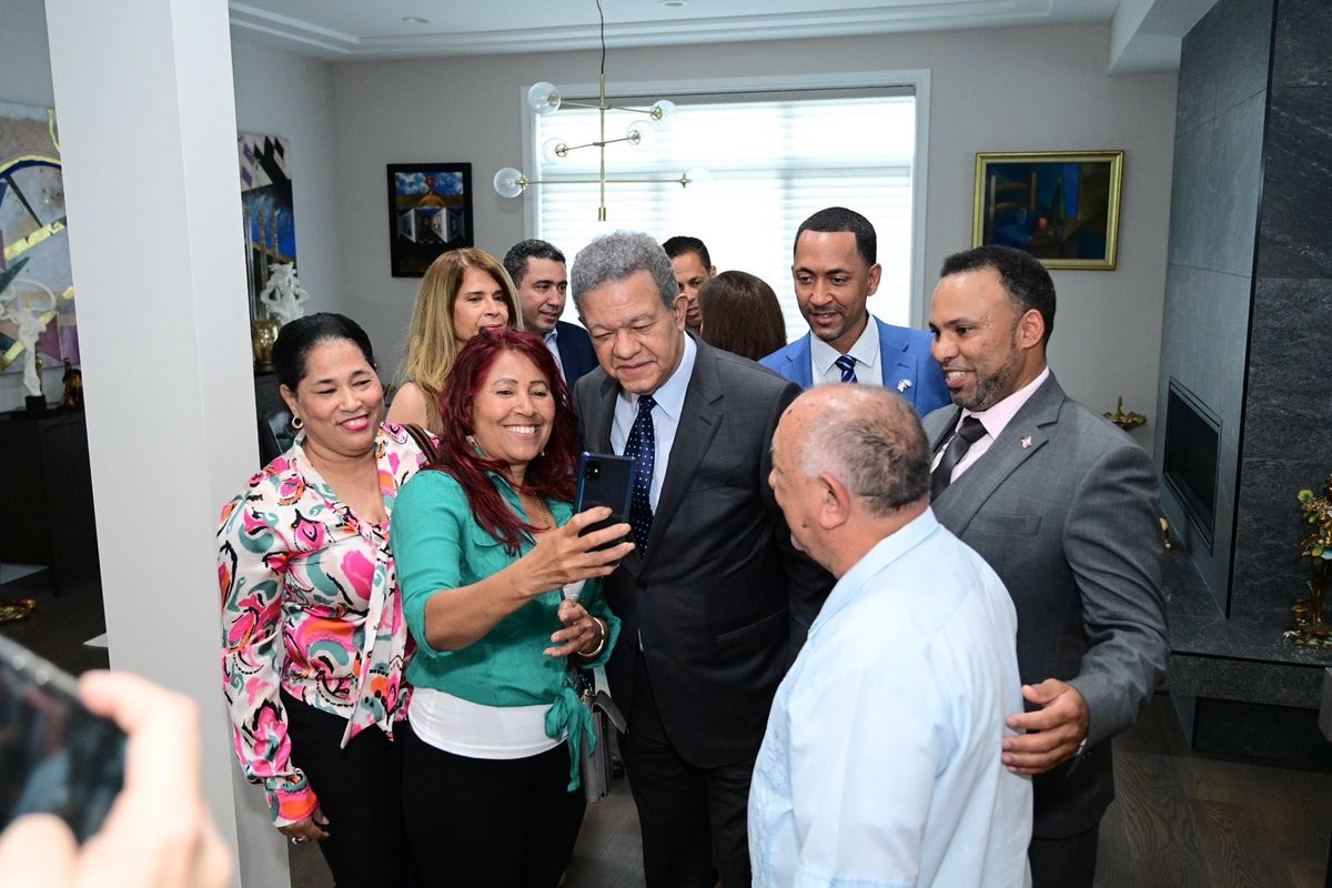 LeonelFernandez's tweet photo. Muy agradable compartir con nuestra diáspora en Nueva York, ciudad de mi infancia y adolescencia, donde vive una gran comunidad dominicana que nos enorgullece con su trabajo y talento, grandes aliados de la economía nacional. https://t.co/haQiuf3mGv