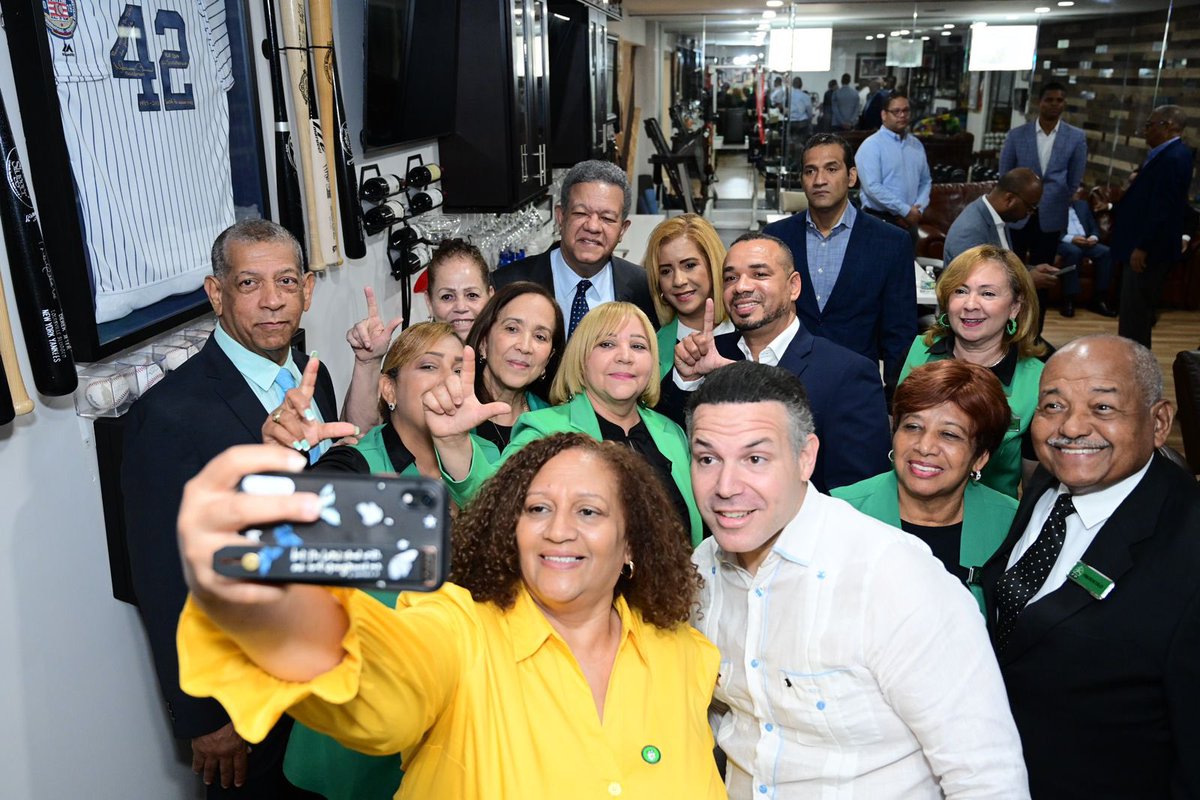 LeonelFernandez's tweet photo. Muy agradable compartir con nuestra diáspora en Nueva York, ciudad de mi infancia y adolescencia, donde vive una gran comunidad dominicana que nos enorgullece con su trabajo y talento, grandes aliados de la economía nacional. https://t.co/haQiuf3mGv