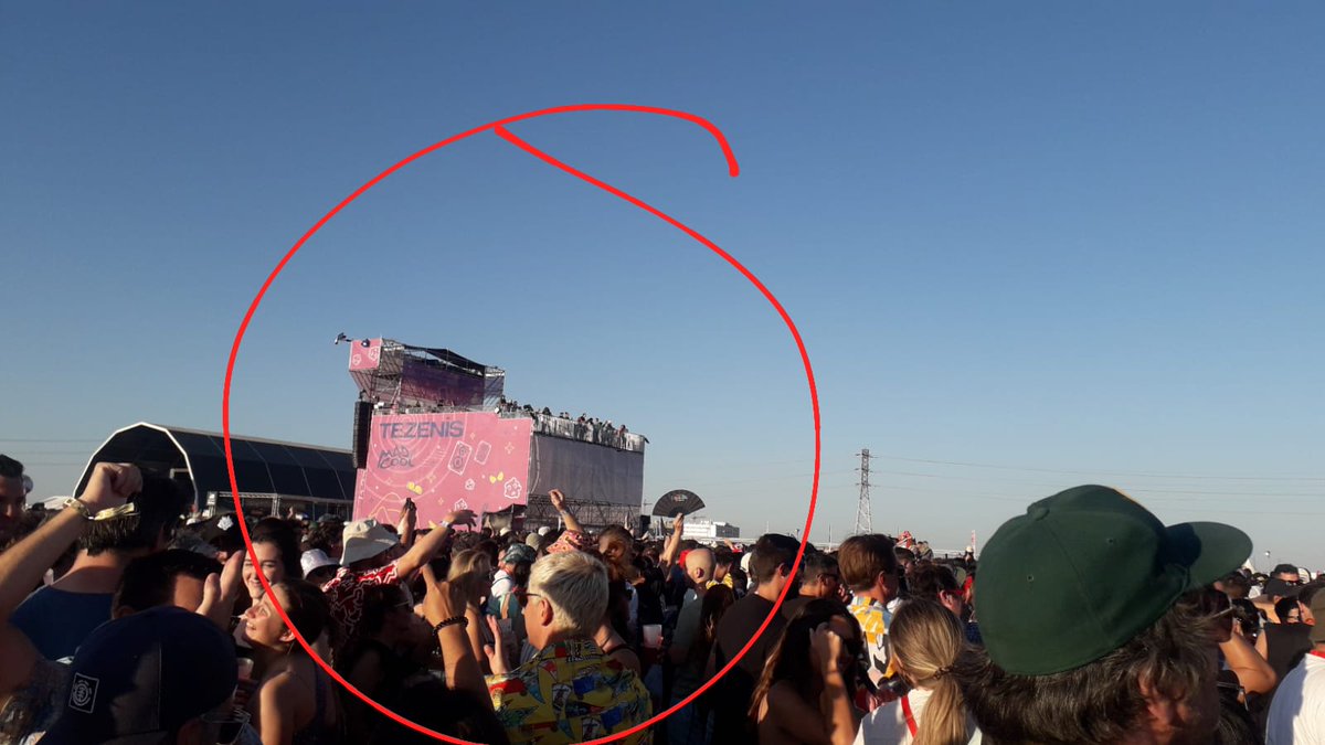manusldraw's tweet photo. Una reverenda mierda el escenario principal del Mad Cool. Pequeño. Con lonas que tapan. No sé cómo cojones voy a ver a los Red Hot Chili Peppers. Un foso en el centro y un palco vip crean embudo a los laterales del público. Me las he visto en mejores. https://t.co/ain2DRv0g4