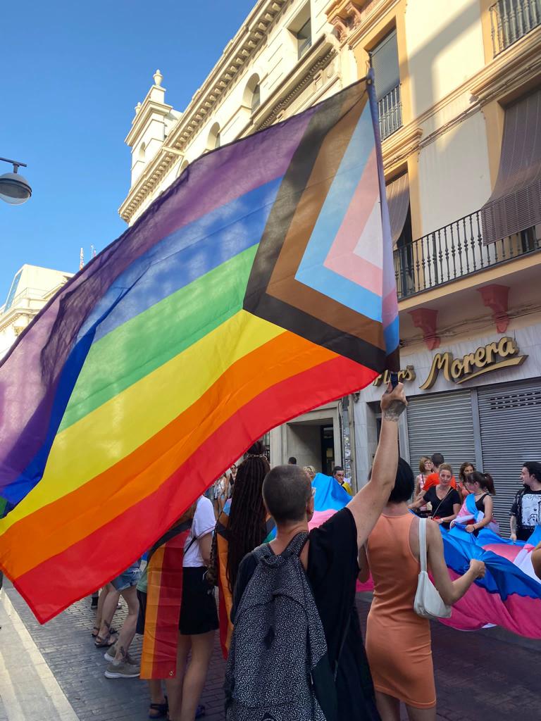 bdncom's tweet image. Una seixantena de persones participa en la 4a Manifestació per l’Alliberament Sexual i de Gènere a #Badalona, organitzada pels col·lectius #LGTBIQA+ de la ciutat @qaliubdn i @tornemhi_BDN, per reivindicar els seus drets i visibilitzar la seva lluita.