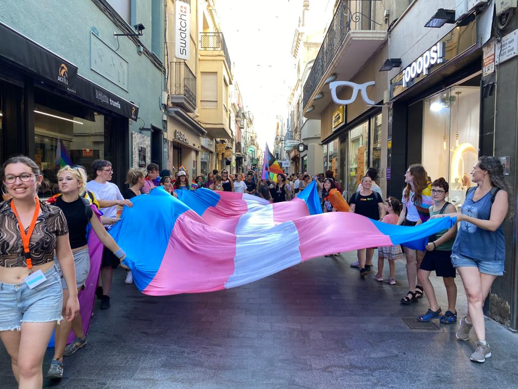 bdncom's tweet image. Una seixantena de persones participa en la 4a Manifestació per l’Alliberament Sexual i de Gènere a #Badalona, organitzada pels col·lectius #LGTBIQA+ de la ciutat @qaliubdn i @tornemhi_BDN, per reivindicar els seus drets i visibilitzar la seva lluita.
