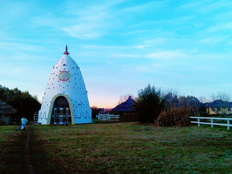 themindfulword's tweet image. Argentina, the land of cattle ranches and parillas (steakhouses), and yet there I was at a Hare Krishna Eco Yoga Farm eating vegan pizza.

My foodie senses had certainly led me off the beaten path but, in a way, it was meant to be. #dharma #diet #eatin

themindfulword.org/2016/mindful-e…