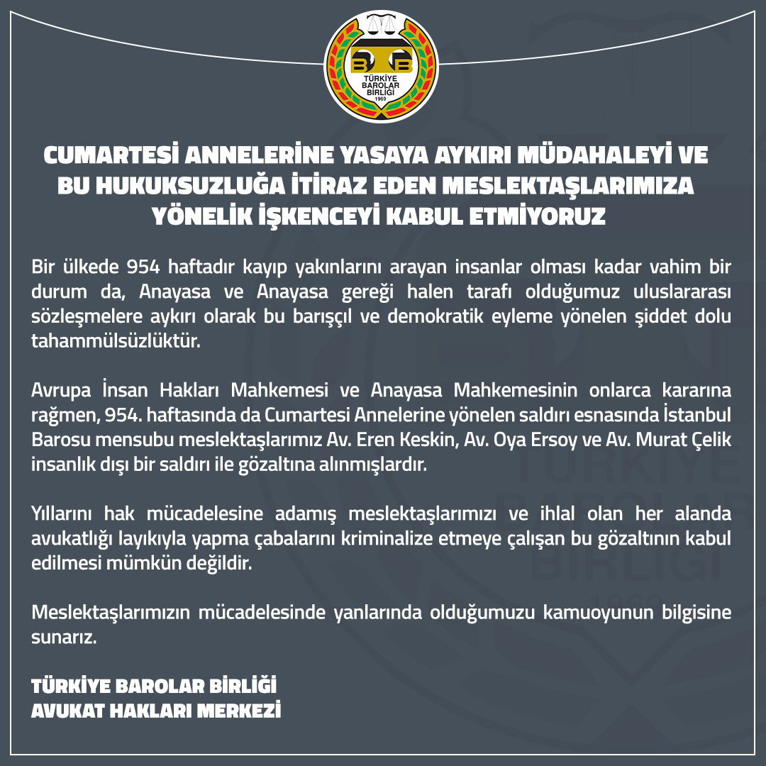 CUMARTESİ ANNELERİNE YASAYA AYKIRI MÜDAHALEYİ VE BU HUKUKSUZLUĞA İTİRAZ EDEN MESLEKTAŞLARIMIZA YÖNELİK İŞKENCEYİ KABUL ETMİYORUZ

Bir ülkede 954 haftadır kayıp yakınlarını arayan insanlar olması kadar vahim bir durum da, Anayasa ve Anayasa gereği halen tarafı olduğumuz