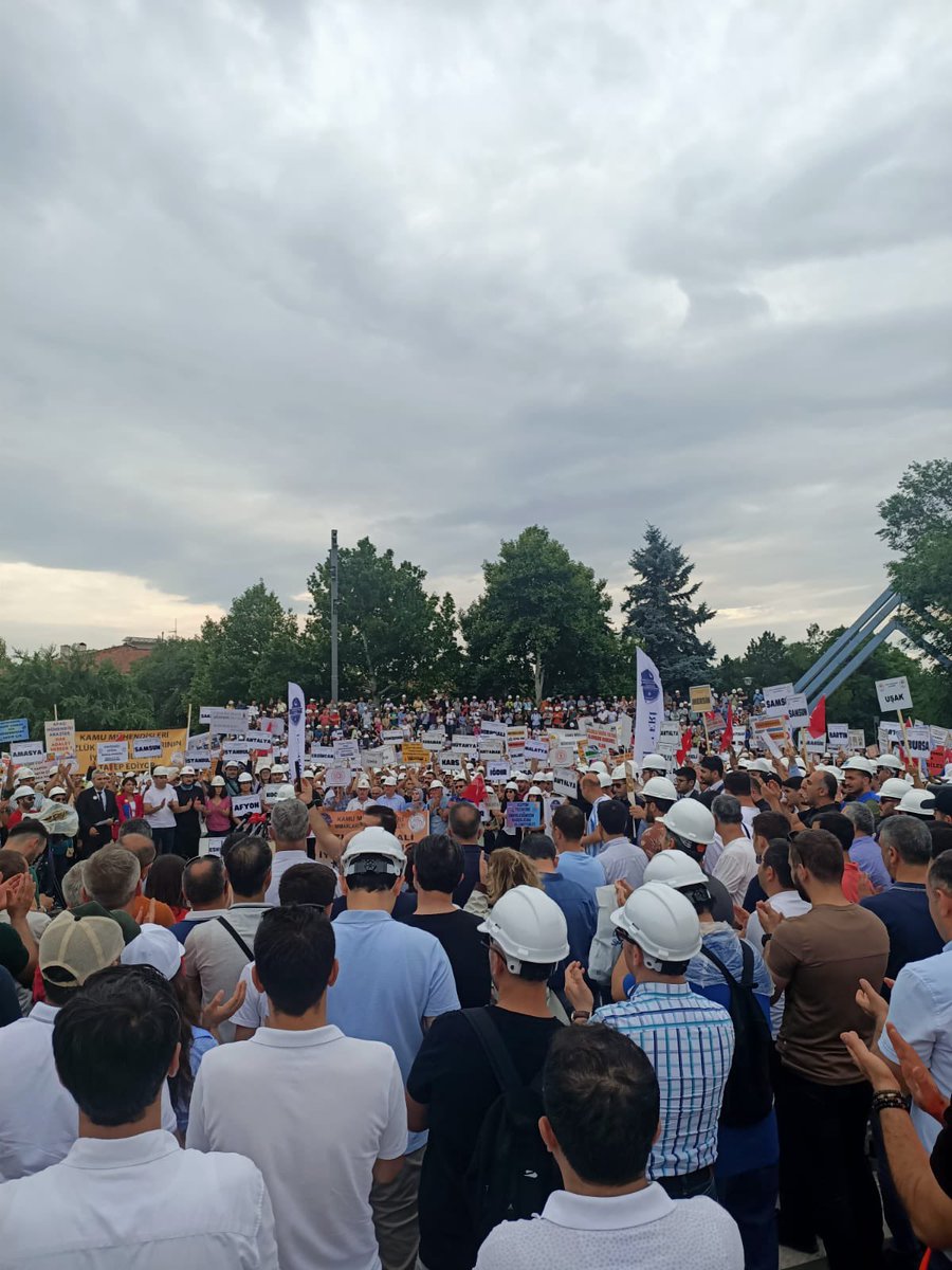 YusufozkanATAS's tweet photo. İş aksatmadan kimseyi mağdur etmeden açıklama yaptık. @kaMUhendisleri olmaktan gurur duyuyoruz.Sayın CBnımız @RTErdogan ın biziduyup bir iyileştirme yapmasını ve Cumhur ittifakından @dbdevletbahceli ve @ErbakanFatih beylerin de destekleyeceğine inanyz.#KamuMuhendisleriBulusuyor https://t.co/sjHSg5YoJO