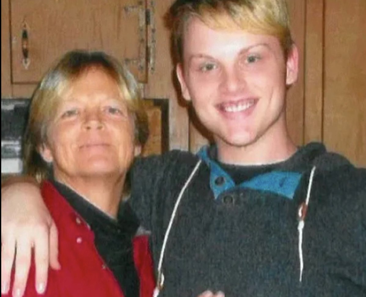 MandyMatney's tweet photo. 8 years ago today, Stephen Smith was found dead in the middle of a Hampton County, SC road.
It breaks me to say this but his family STILL HAS NO ANSWERS.
PLEASE, if you know ANYTHING about what happened to Stephen Smith, please email tips@sc.sled.gov.
#JusticeForStephenSmith 💚💚 https://t.co/jzjtFRv41Z