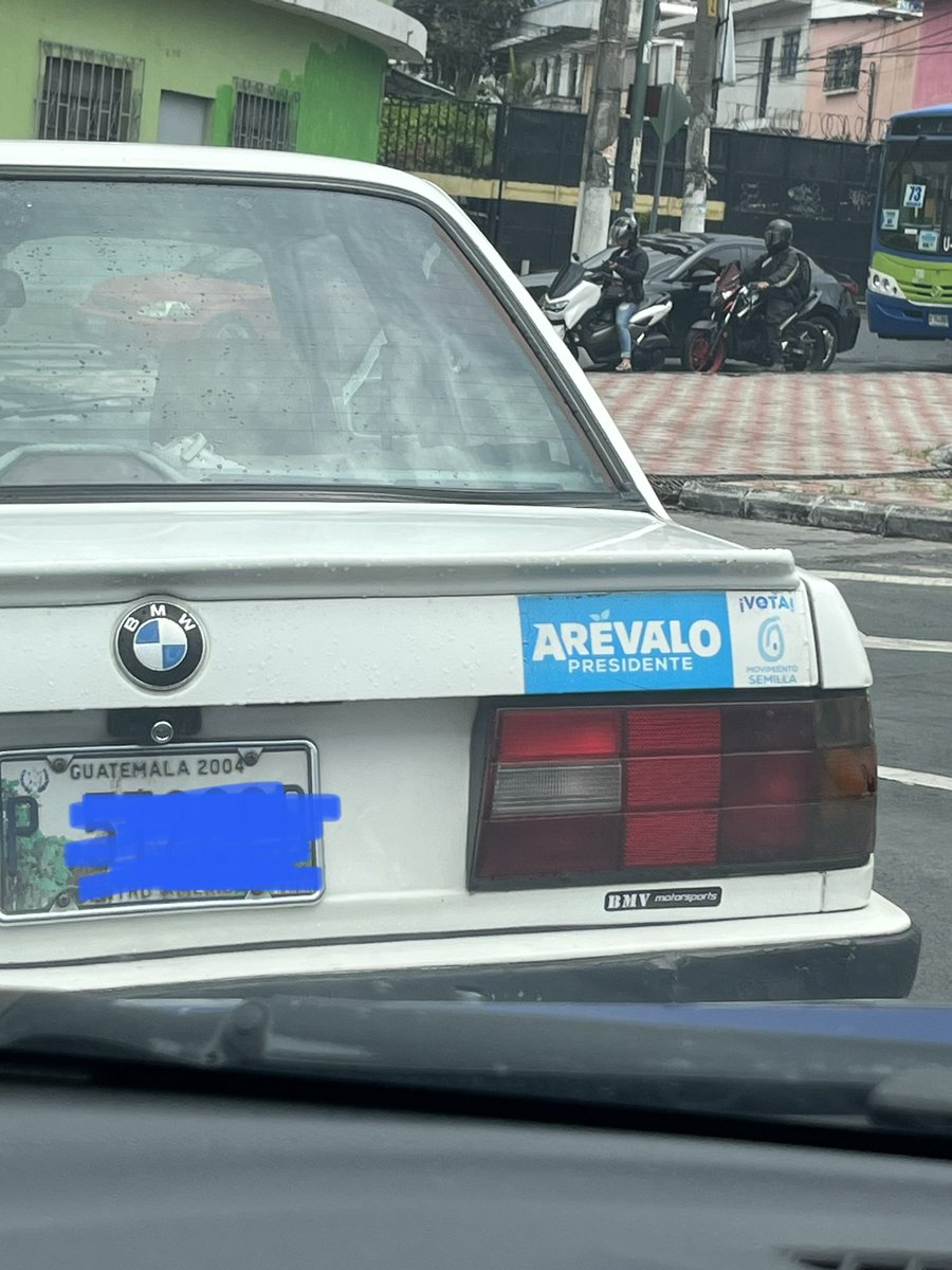 Nasil's tweet photo. Espero que el dueño del carro no se arrepienta de pegarle esa calcomanía, como yo no me arrepienta de votar por ese partido. 🌱 https://t.co/pCgvrdczqm