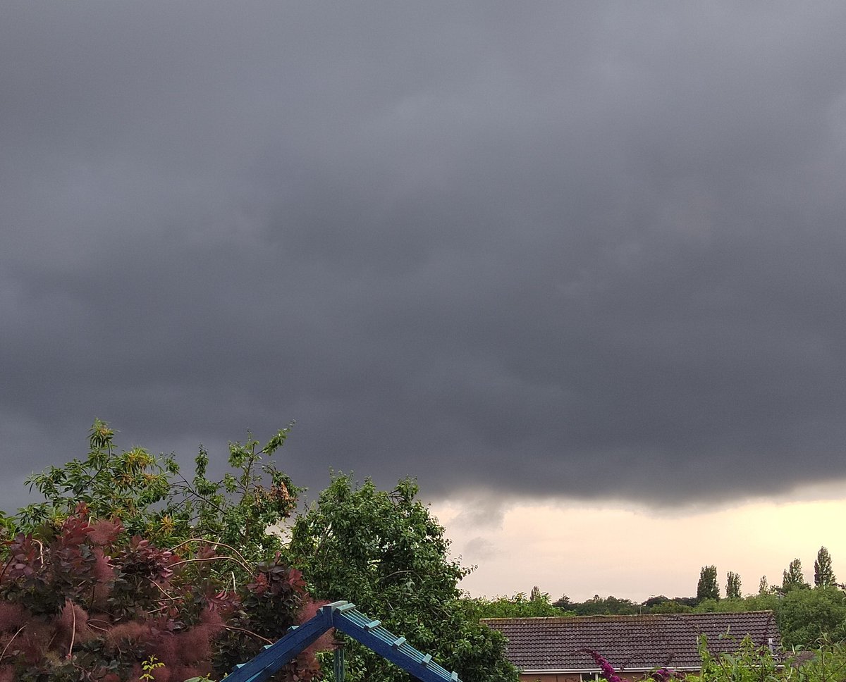 Mintyminxy's tweet photo. Oooh look at this big ole walloper! #FitToBurst 😍 ⛈️ https://t.co/RENL7knUMJ