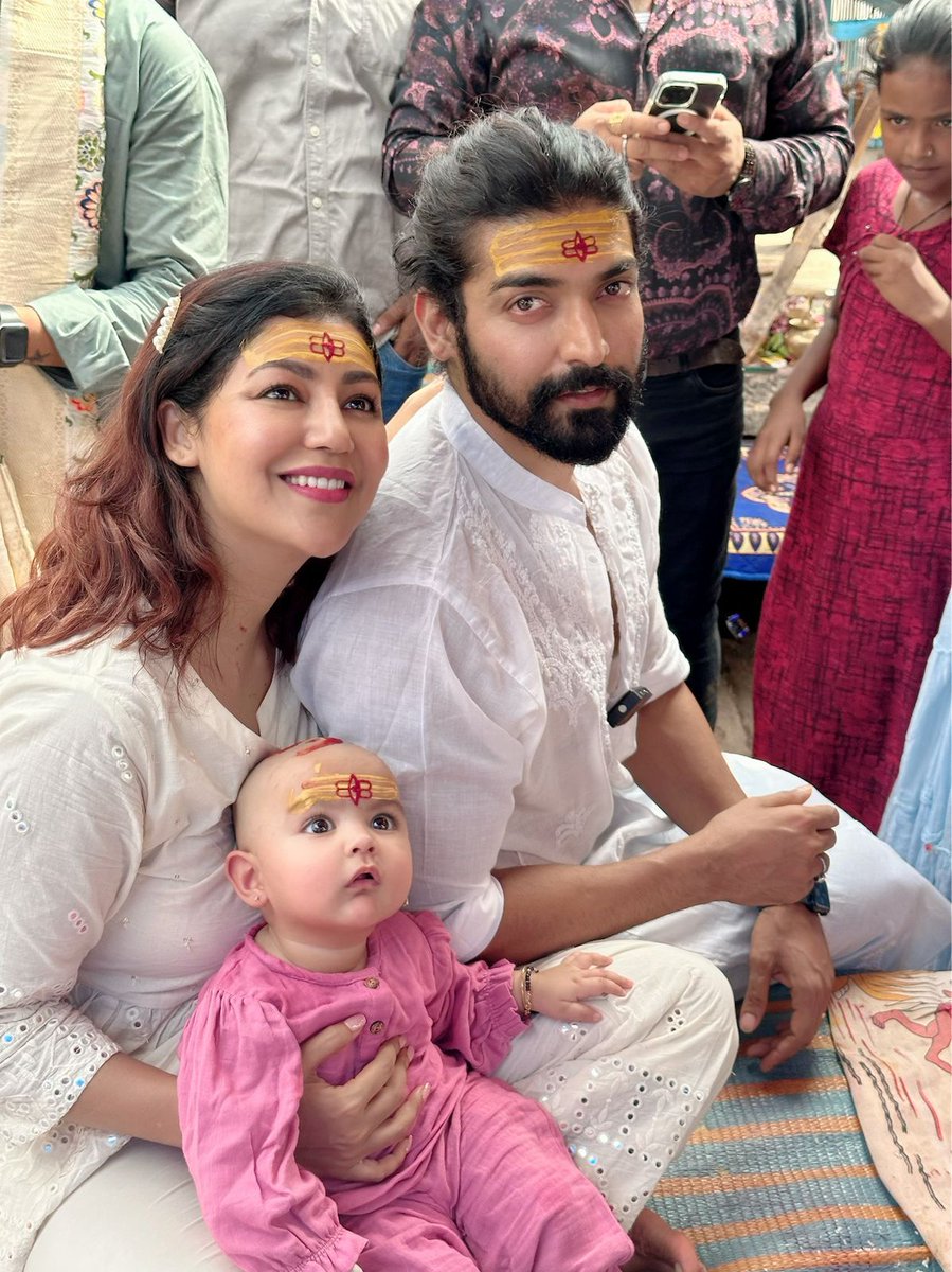 starframesoffl's tweet image. Varanasi echoes with joy and devotion as #GurmeetChoudhary and #DebinaBonnerjee celebrate Divisha&apos;s Mundan ceremony, weaving together love, culture, and blessings. 💕

@guruchoudhary @debinabon @divishaadiva