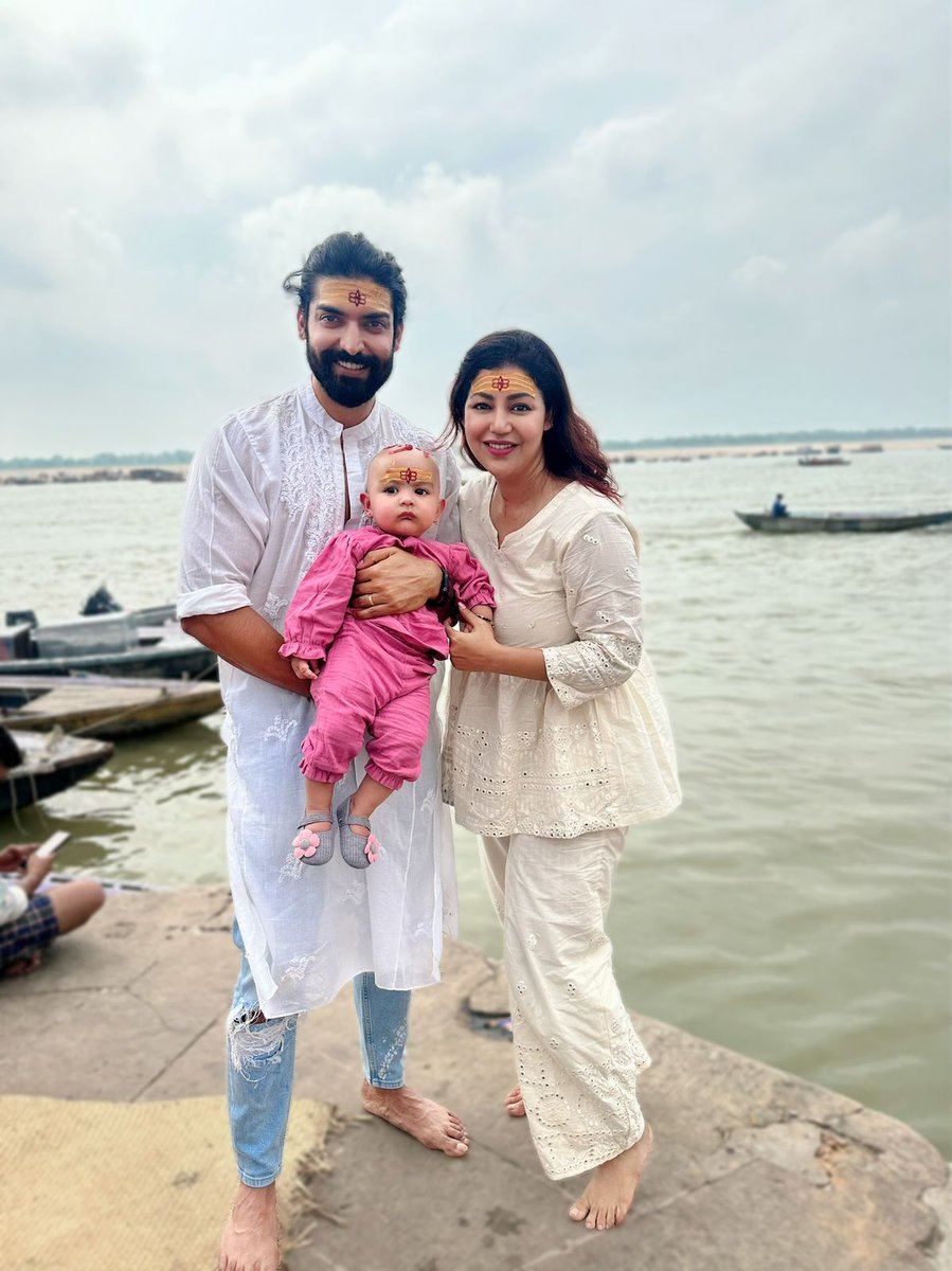 starframesoffl's tweet image. Varanasi echoes with joy and devotion as #GurmeetChoudhary and #DebinaBonnerjee celebrate Divisha&apos;s Mundan ceremony, weaving together love, culture, and blessings. 💕

@guruchoudhary @debinabon @divishaadiva